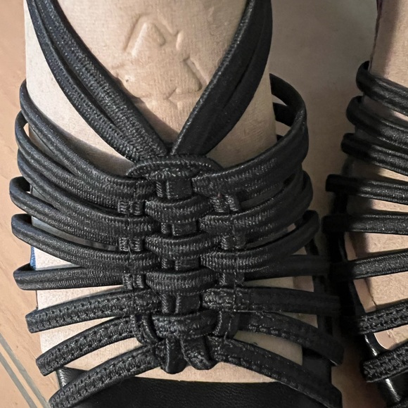 MPO.  Black Slingback Princess Heels no buckles! 9M. New w/o tags. Versatile - Picture 6 of 12